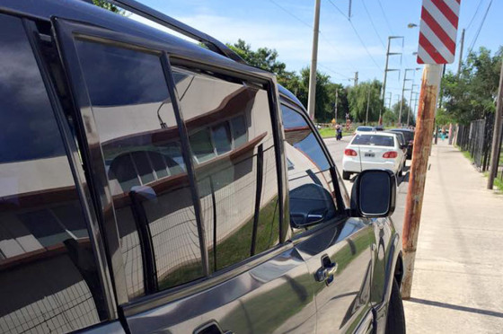 Un ladrón le quiso robar su 4x4 y lo encerró en su interior