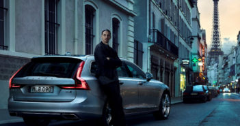 Zlatan Ibrahimovic junto al Volvo V90