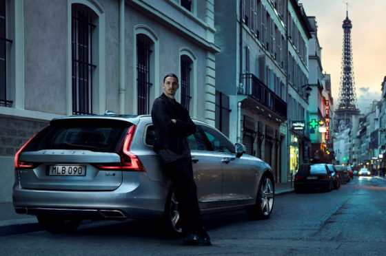 Zlatan Ibrahimovic junto al Volvo V90