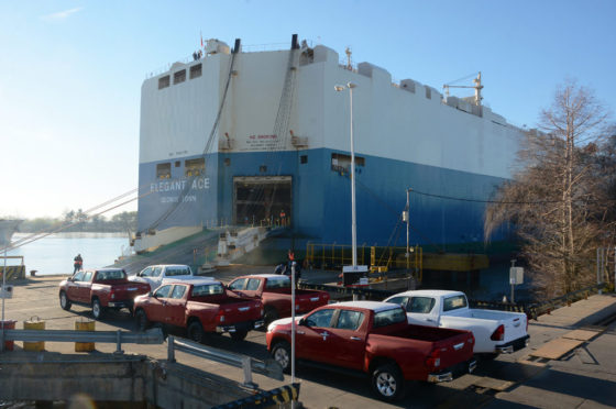 Argentina: partió el primer embarque de Toyota Hilux a sus nuevos destinos de exportación