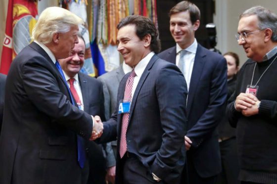 Trump saluda a Fields y a Marchionne en la Casa Blanca.