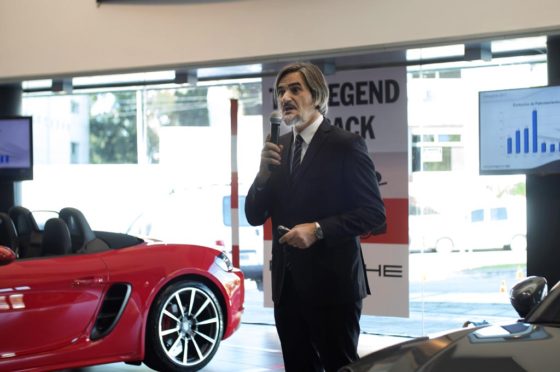 Gustavo Gioia junto a los nuevos Porsche 718