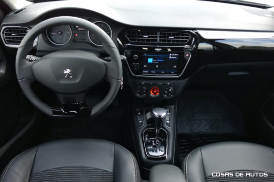 Interior del Peugeot 301 VTi Allure Plus AT6
