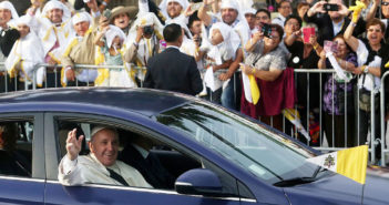 Papa verde: por primera vez, Francisco se movilizará en un auto híbrido Francisco a bordo de un Hyundai Ioniq