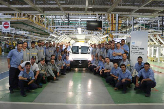 Foto de rigor de los empleados junto a la vieja Kangoo. En pocos días más la foto será con la Nueva Kangoo.