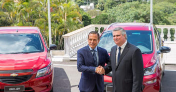 Carlos Zarlenga, presidente de GM América del Sur, y João Doria, gobernador de San Pablo.