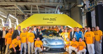 El emblemático Beetle dijo adiós definitivamente: VW dejó de fabricar el Escarabajo Empleados de Puebla posan junto al último The Beetle