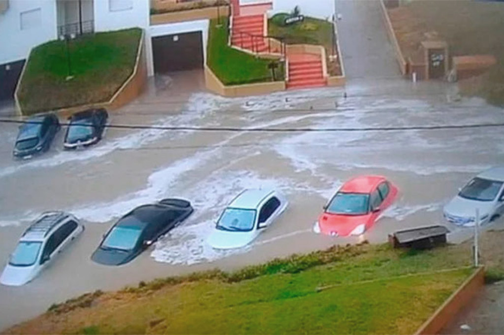 autos inundados en Villa Gesell