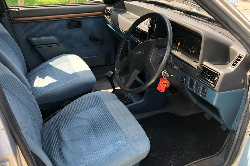 Interior del Ford Escort Ghia de Lady Di