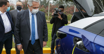 Alberto Fernández recorrió una muestra de autos "verdes" en el playón de la planta de Toyota.