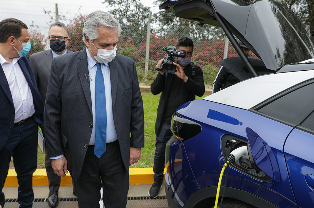 Alberto Fernández recorrió una muestra de autos "verdes" en el playón de la planta de Toyota.