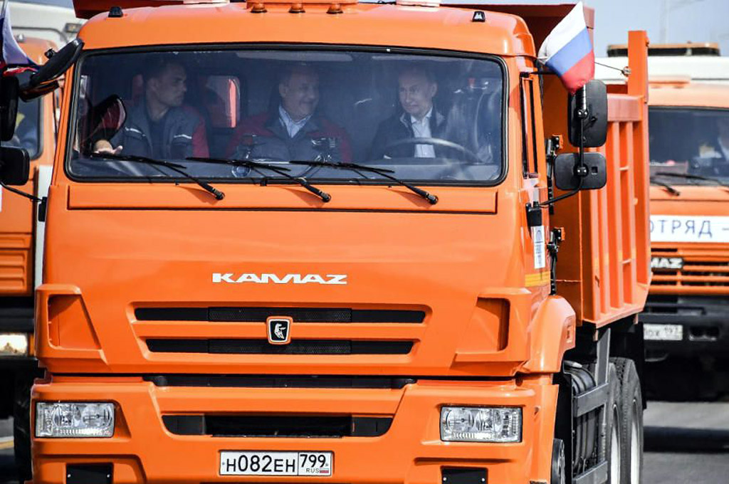 Putin manejando un Kamaz