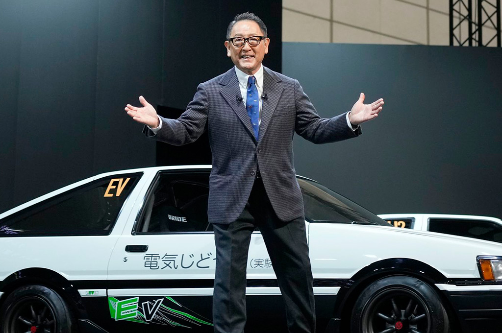 Akio Toyoda, CEO de Toyota junto a un retrofit eléctrico.