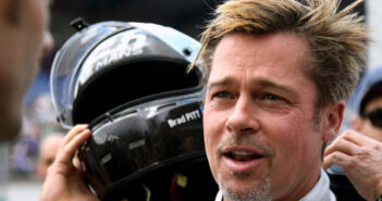 Brad Pitt con su casco