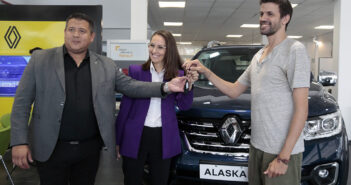 La Asociación Civil Monte Adentro recibió una Renault Alaskan Renault - Monte Adentro