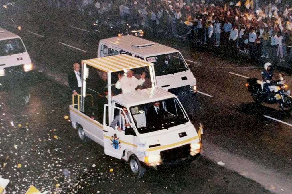 Papamóvil - Renault Trafic 1987